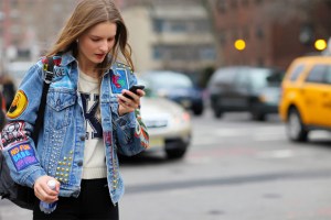 jaquetas-jeans-nas-ruas-com-patches